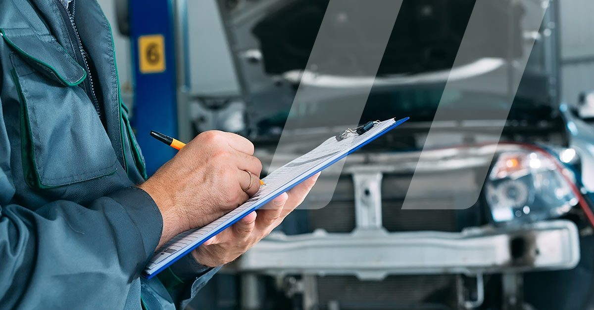 Meccanico con checklist - controllo qualita